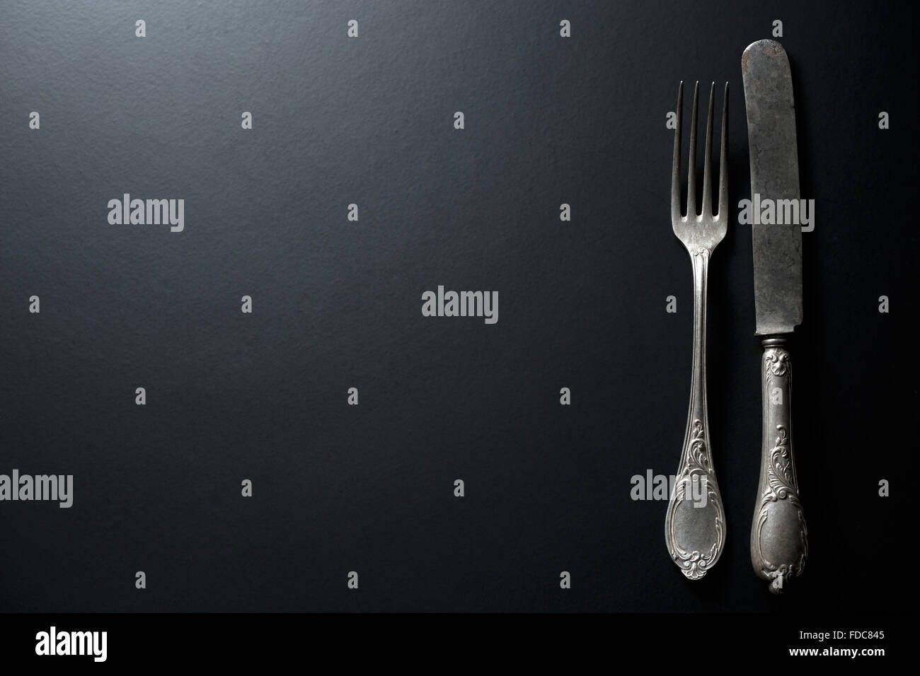 Old vintage couteau et fourchette sur fond noir Banque D'Images