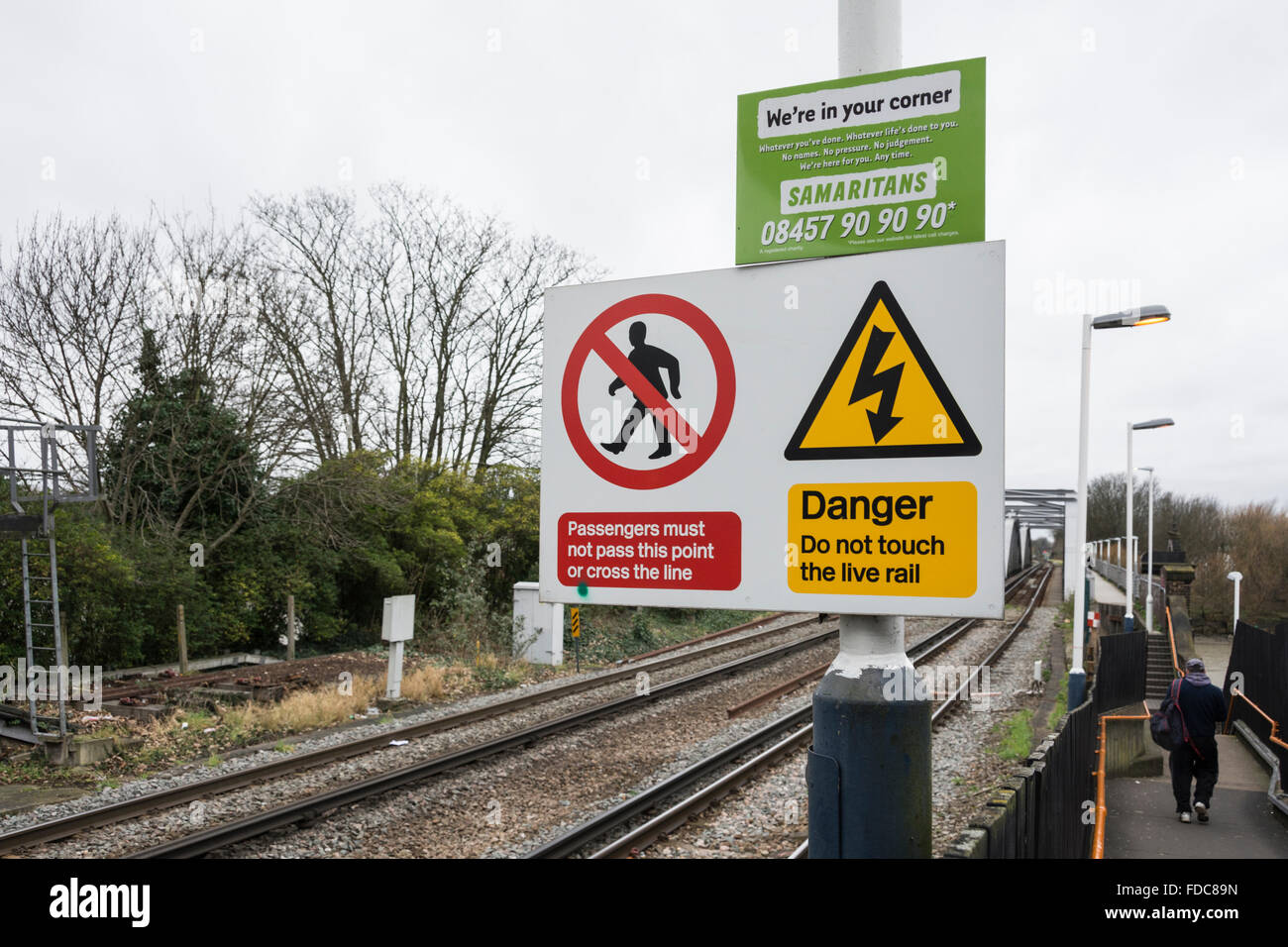 Avertissement sur la ligne ferroviaire du Réseau près de Barnes station Pont de Londres, UK Banque D'Images