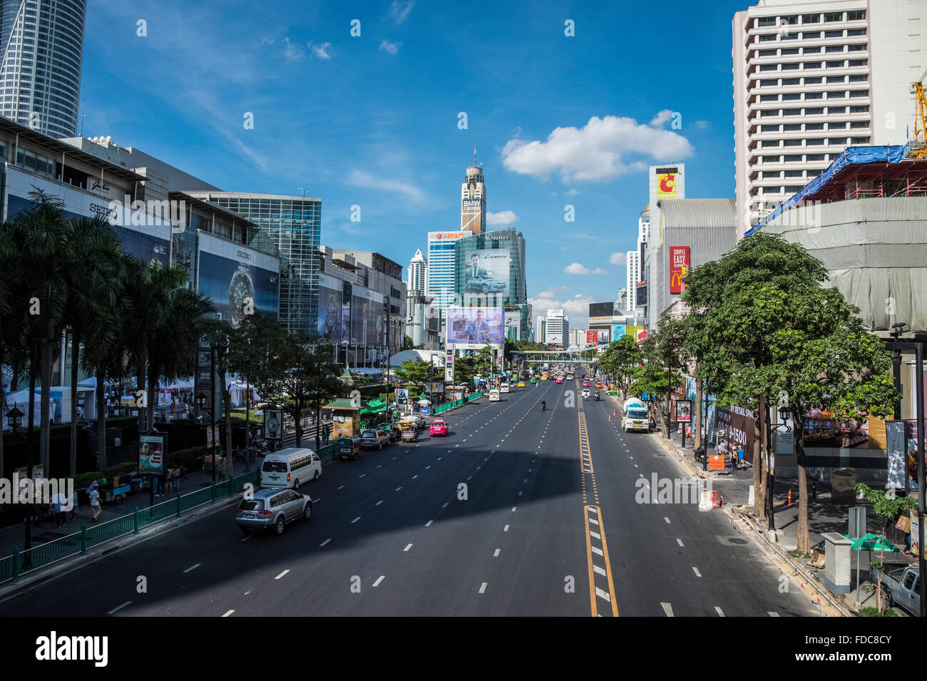 Scène de rue de Bangkok à l'Ratchadamri Road et du World Trade Centre Banque D'Images