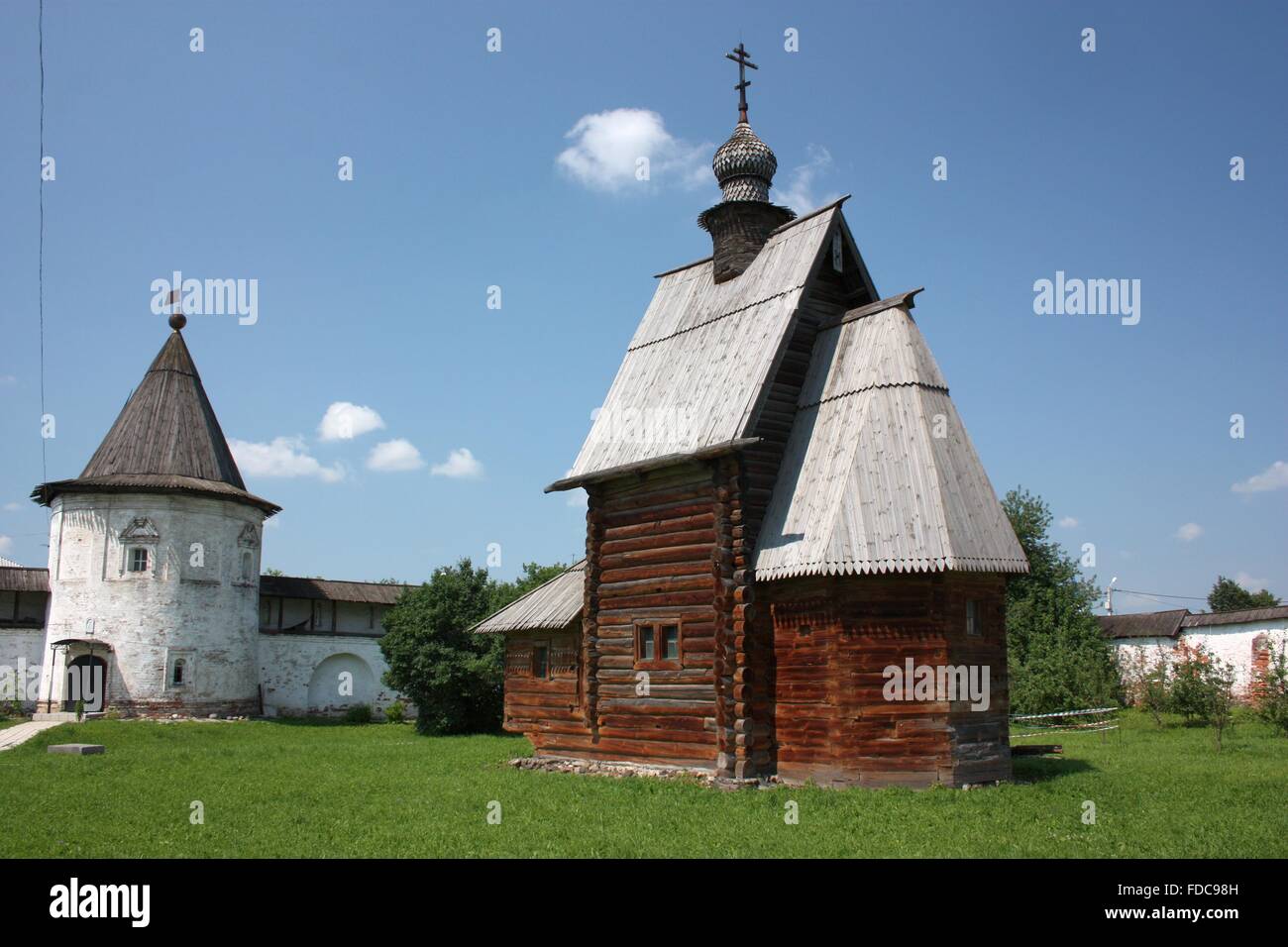 L'église en bois et la tour George dans le monastère de l'Archange Michael. La Russie, Yuriev-Polsky. Anneau d'or Banque D'Images