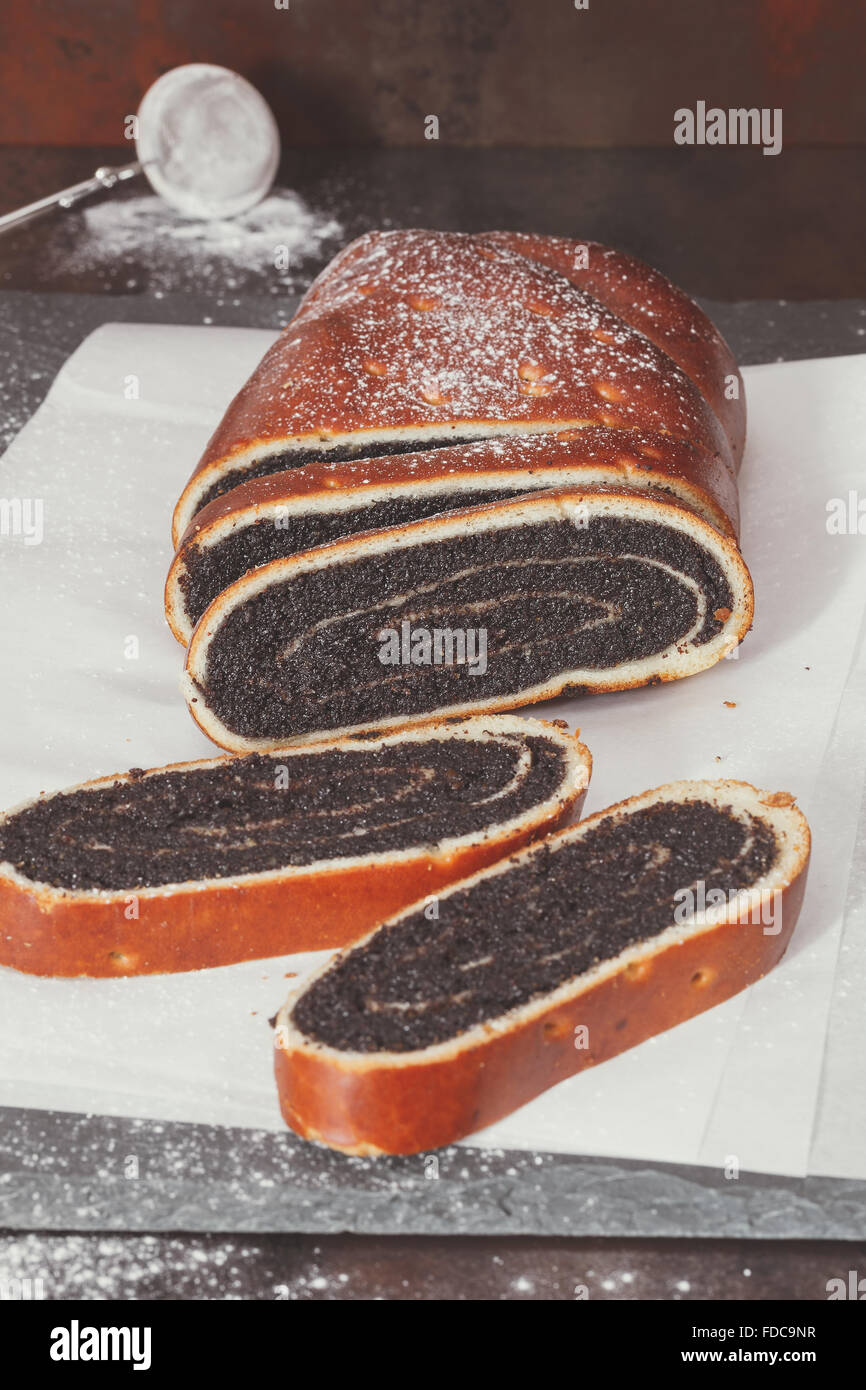 Gateau Aux Graines De Pavot Fait A La Maison Delicieux Strudel Au Pavot Macro Selective Focus Vintage Image Tonique Photo Stock Alamy Gateau Aux Graines De Pavot Fait A La Maison Delicieux Strudel Au Pavot Macro Selective Focus Vintage Image Tonique Photo Stock Alamy