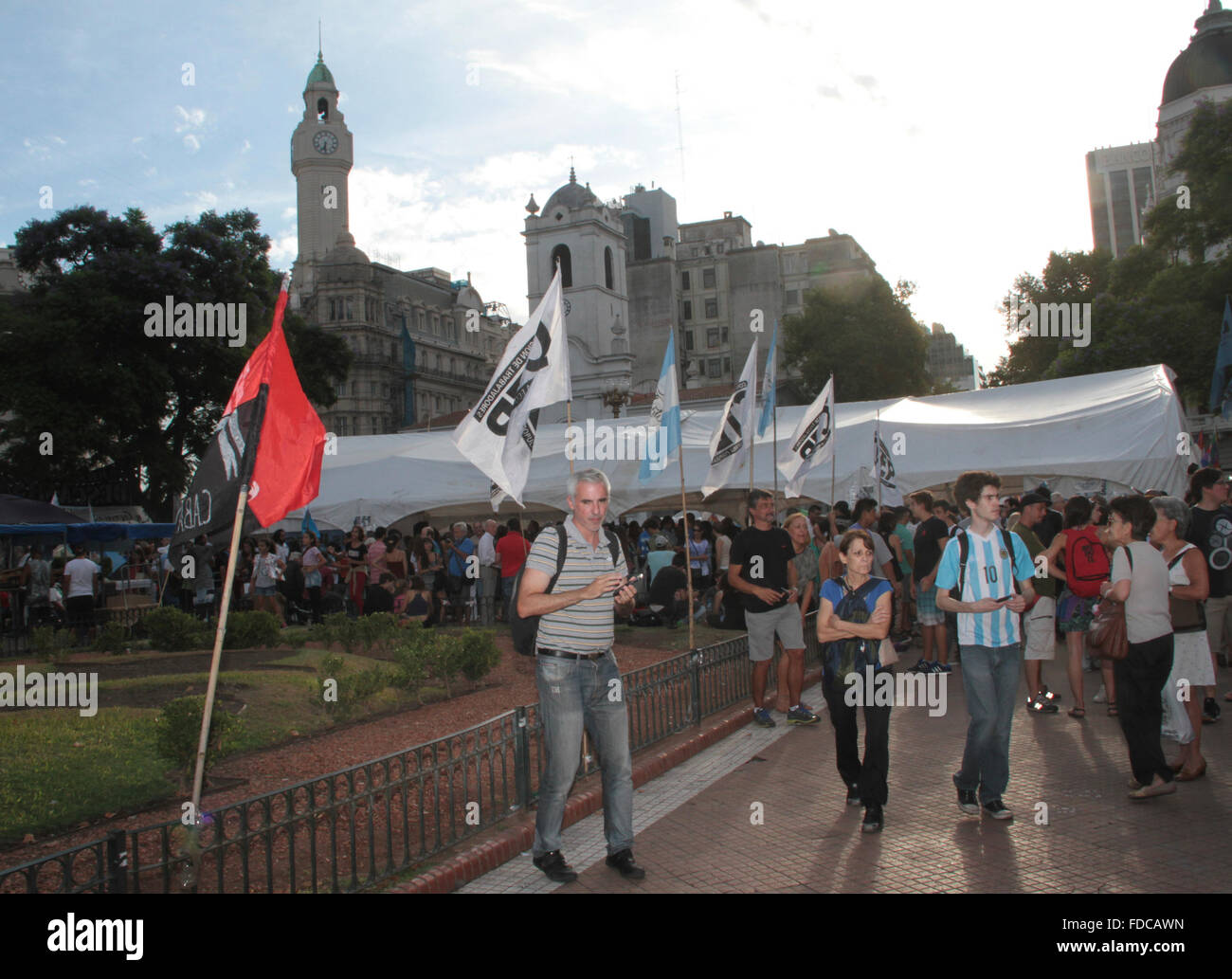 Buenos Aires, Argentine. 29 janvier, 2016. Les gens camping à Plaza de Mayo en face de Casa Rosada prétendant pour libre de militant social Milagro Sala détenu à Jujuy. Crédit : J. Beremblum Néstor/Alamy Live News Banque D'Images