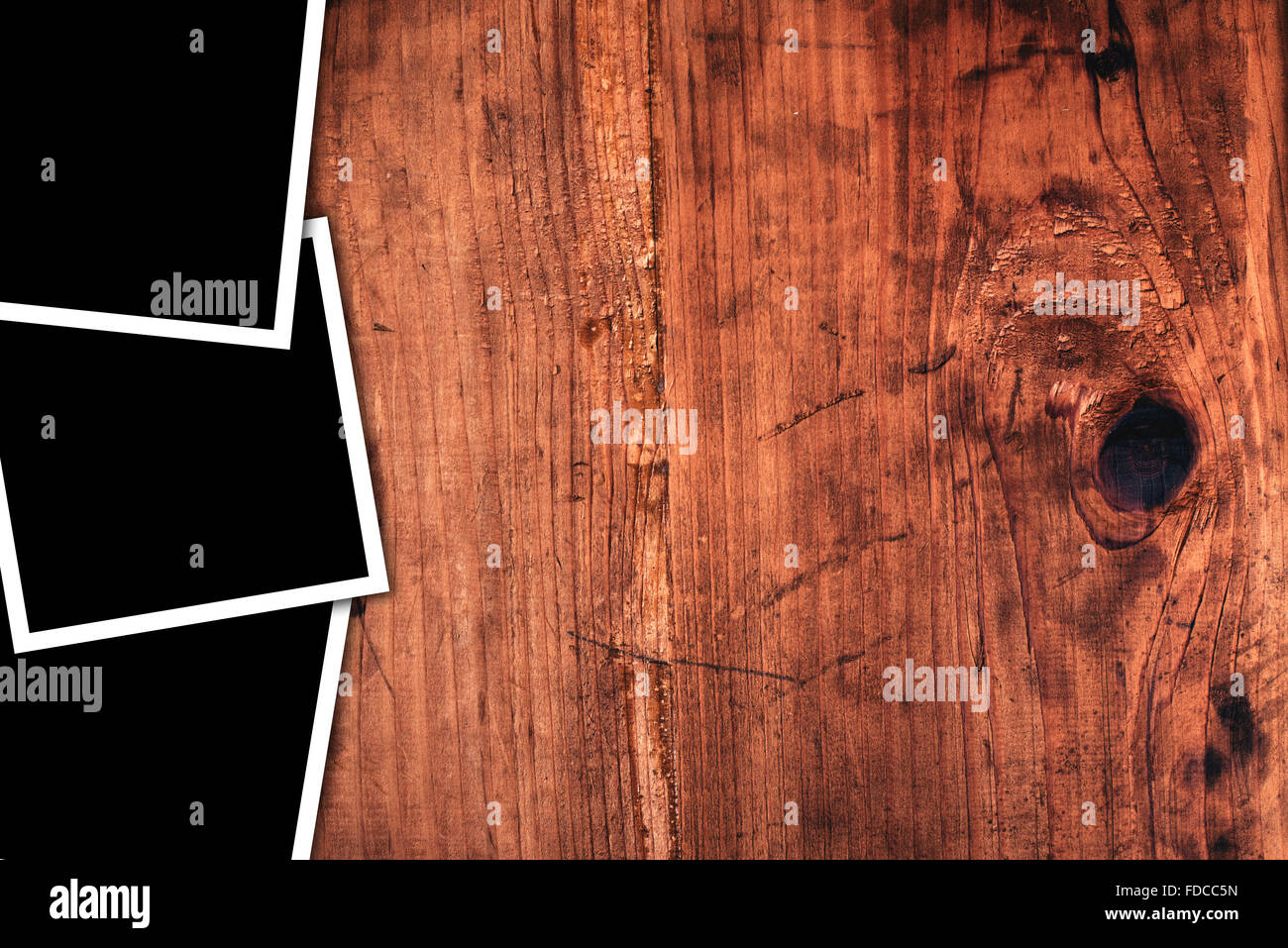 Format carré blanc photos sur un bureau en bois rustique comme copy space Banque D'Images