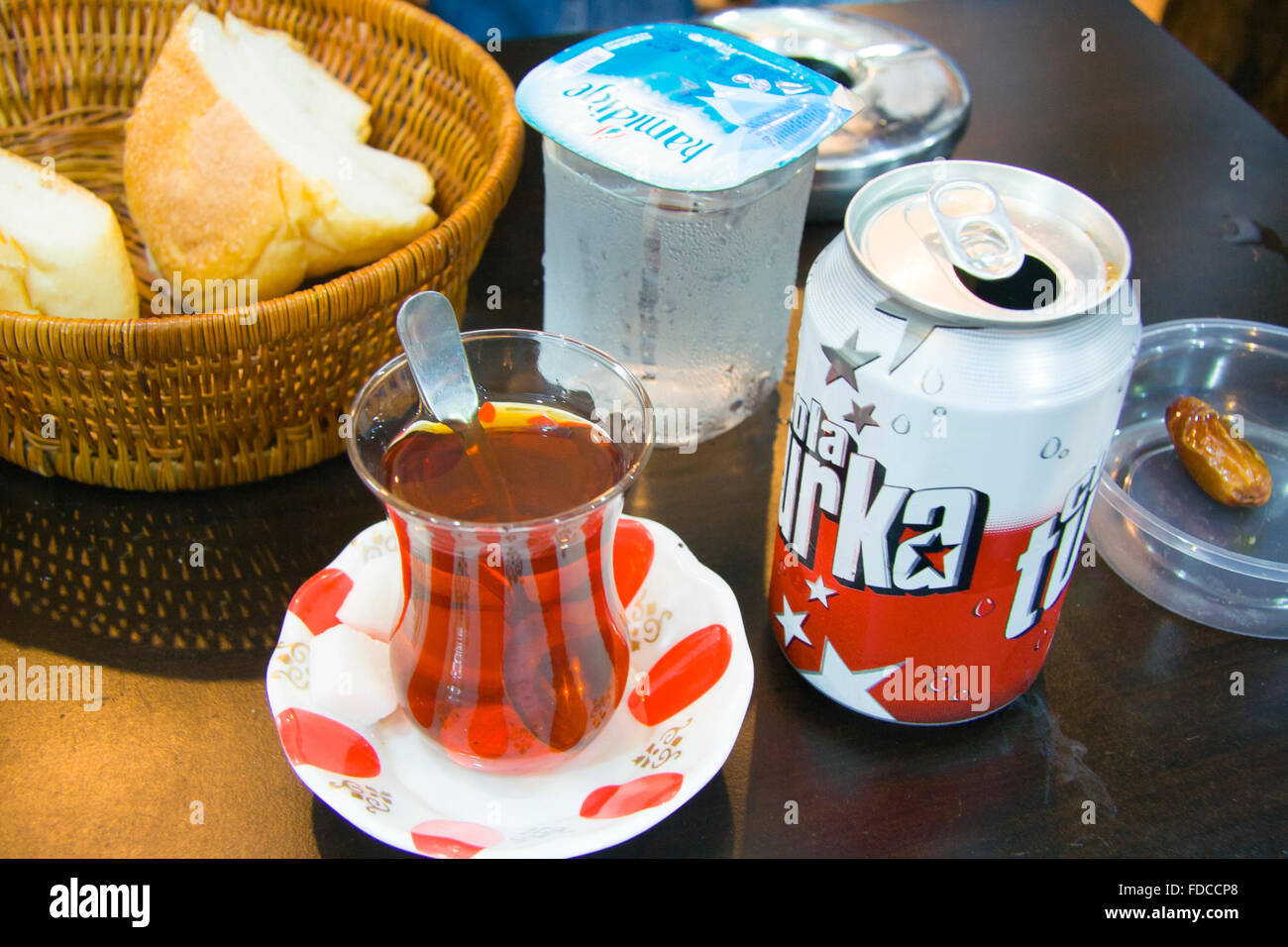 ISTANBUL - 7 SEPT : Le petit déjeuner fixé à Istambul avec apple le thé, les boissons au cola, Dades, pain et d'eau, vieille ville le 7 septembre, 2009 Banque D'Images