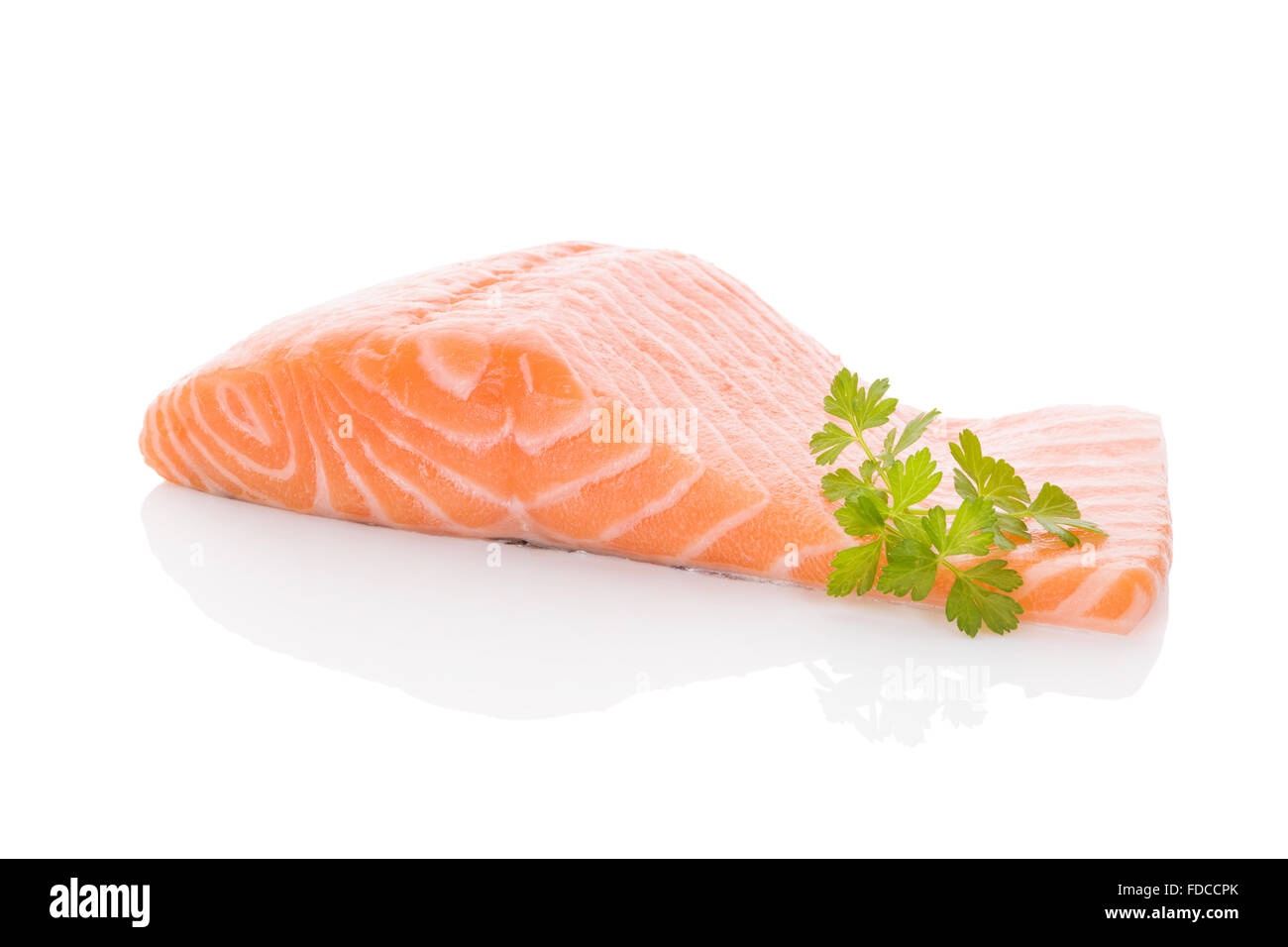 Pavé de saumon cru isolé sur fond blanc. Sushi sashimi. Manger des fruits de mer sains de luxe. Banque D'Images