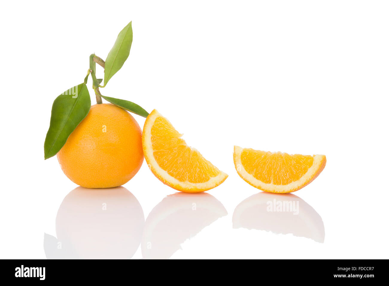 Délicieux ensemble avec des feuilles oranges et des tranches isolé sur fond blanc. Des fruits sains de manger. Banque D'Images