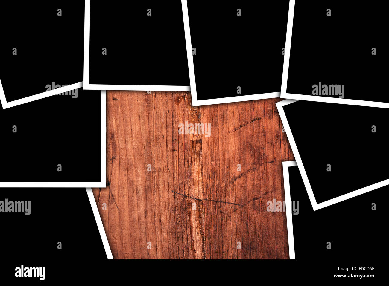 Format carré blanc photos sur un bureau en bois rustique comme copy space Banque D'Images