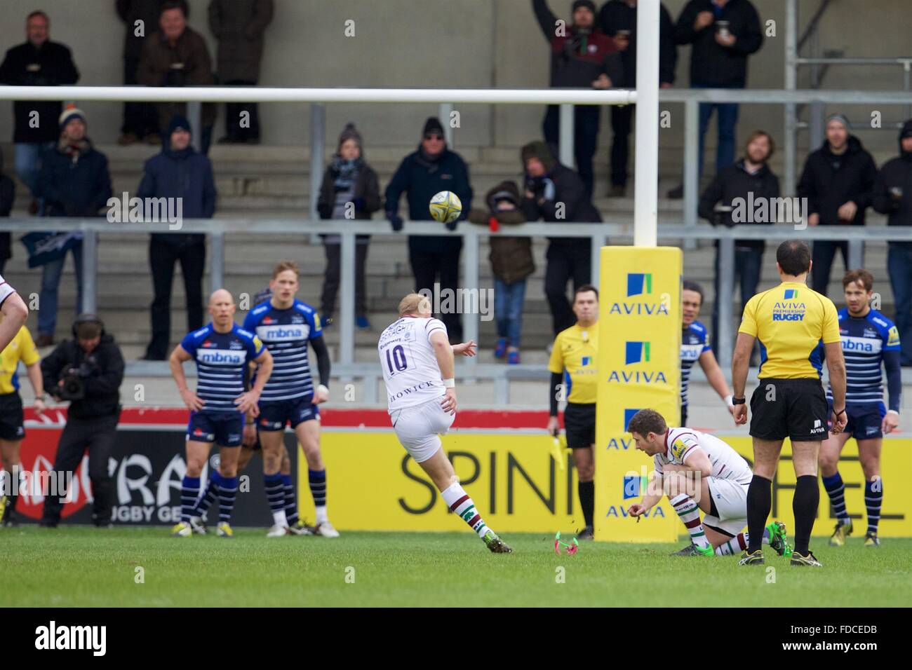 Stade AJ Bell, Salford, Royaume-Uni. Jan 30, 2016. Aviva Premiership. Sale Sharks contre London Irish. Fly London Irish Shane Geraghty kicks et demi un début de mort. Credit : Action Plus Sport/Alamy Live News Banque D'Images