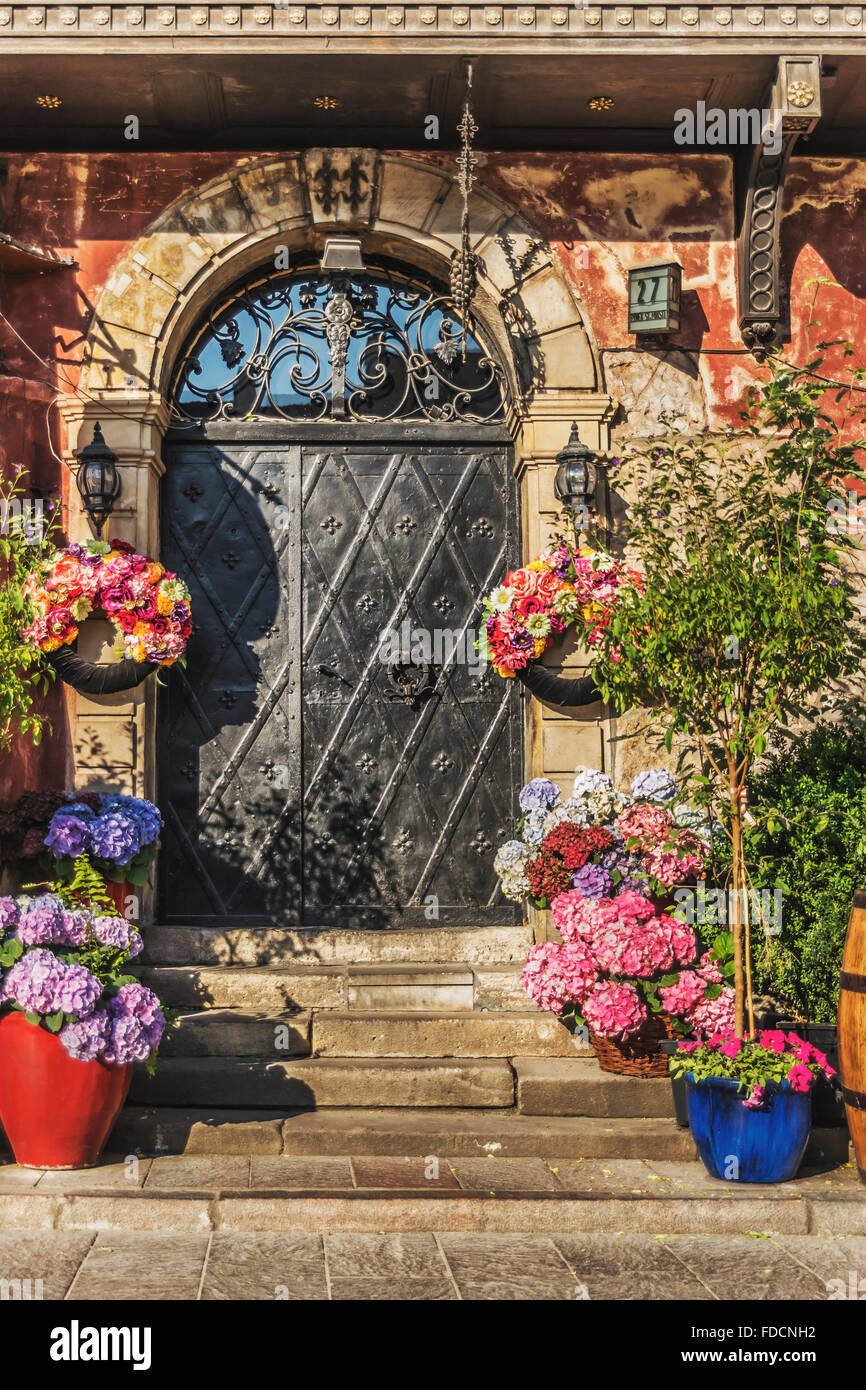 Porte d'une maison sur la place du marché de la vieille ville (Rynek Starego Miasta) à Varsovie, Mazovie, Pologne, Europe Banque D'Images