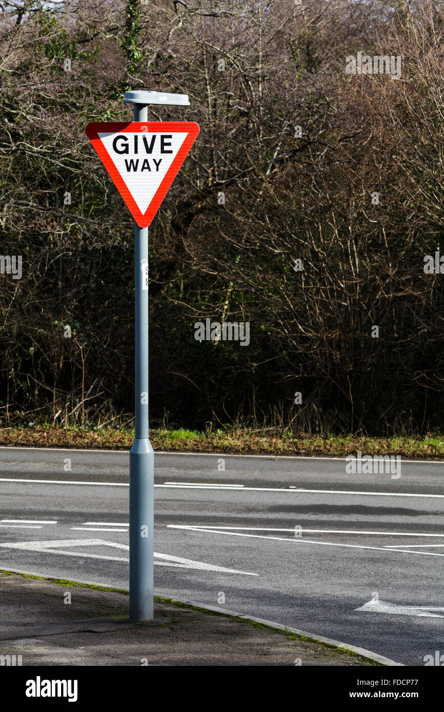 Une façon donner signe de route sur une route vide. Banque D'Images