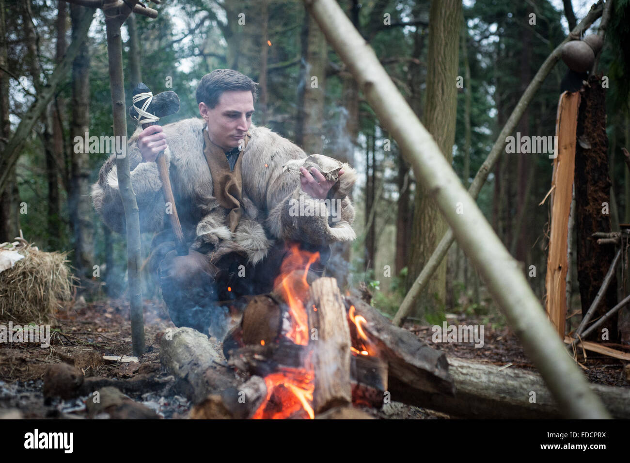 Sous embargo jusqu'au 1er février, 2016. Bessels Leigh, Oxfordshire, UK. Le 15 décembre, 2015. En participant caveman mode. 10K BC et la survie de l'hôte/archéologie Klint Janulis consultant expert et survie en partenariat avec le fabricant d'outils primitifs Manse Ahmed (du désert), pionniers de la survie et de la C.-B. 10 000 Expert Tech primitif Adam Hendley et archéologues Paléo Cuthbertson Cory de présenter une expérience de Paléo. L'événement de l'âge de pierre a été menée dans une université d'Oxford loisirs expérimental d'un climat froid abri de chaume. Photo : Andrew Walmsley/Alamy dispose d' Banque D'Images