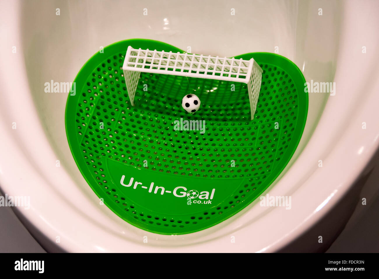 Urinoir avec 'goal-bouche' mat anti-éclaboussures, au Musée National du Football (Urbis bâtiment), Manchester, Angleterre Royaume-uni Banque D'Images