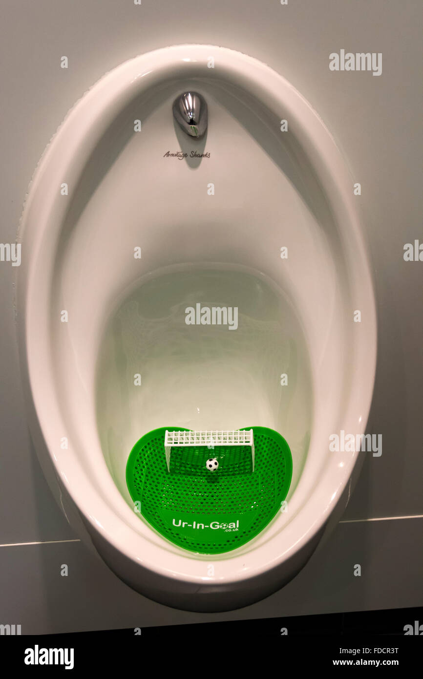 Urinoir avec 'goal-bouche' mat anti-éclaboussures, au Musée National du Football (Urbis bâtiment), Manchester, Angleterre Royaume-uni Banque D'Images