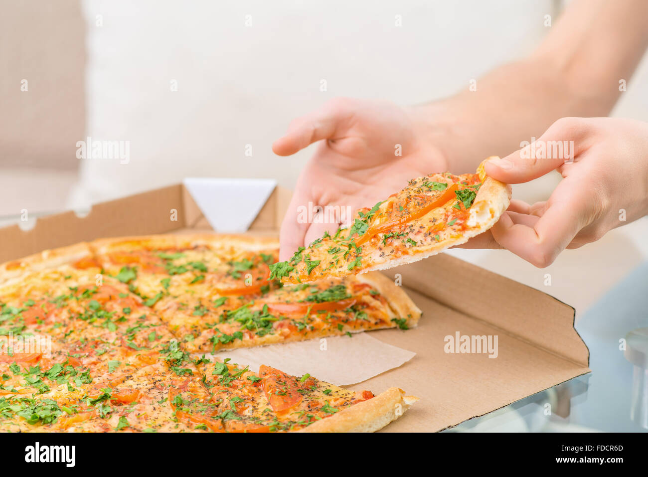 Personne affamée holding morceau de pizza Banque D'Images