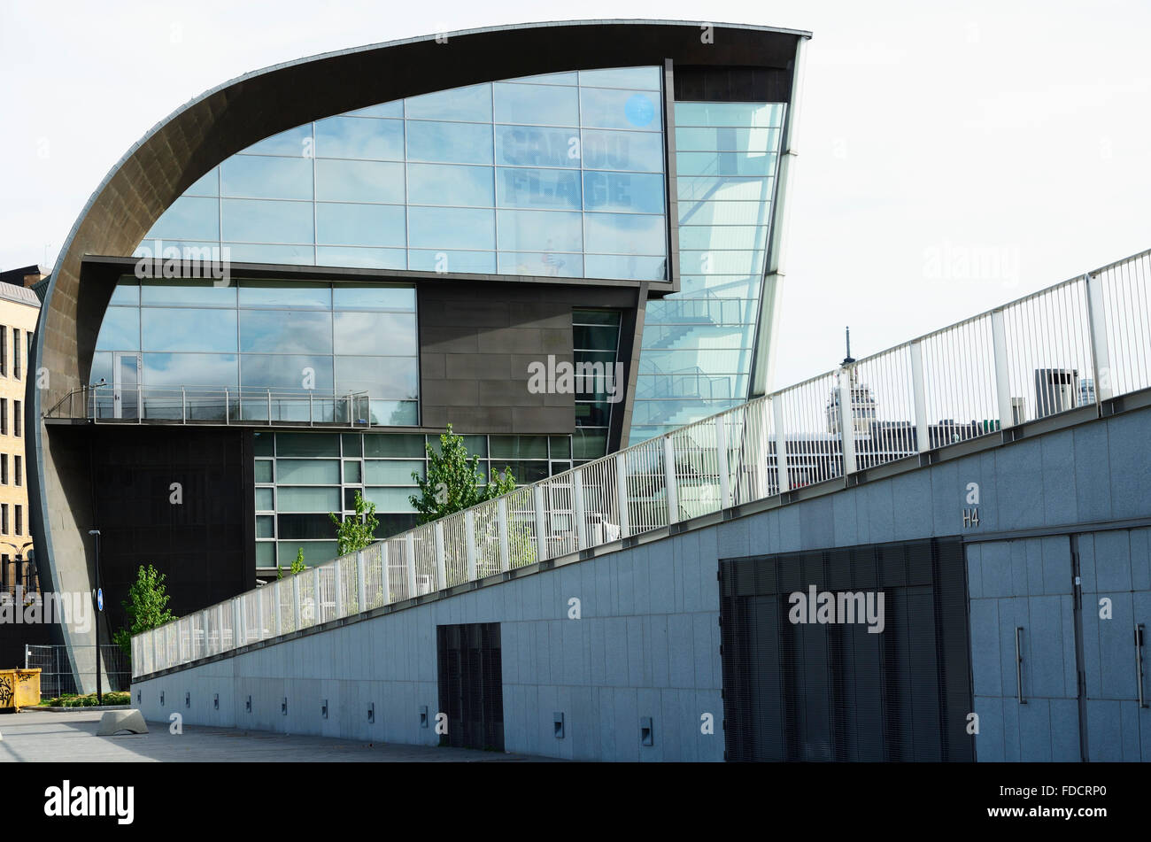 Le Kiasma est un musée d'art contemporain situé sur Mannerheimintie à Helsinki, Finlande Banque D'Images