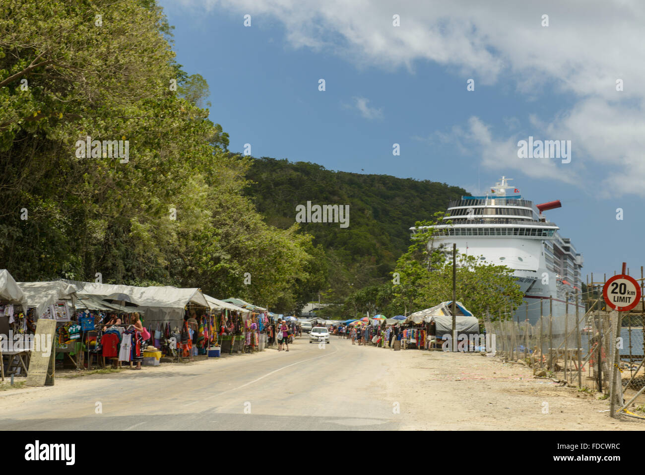Le navire de croisière "Carnival Spirit' amarré à Port Vila, Vanuatu, domine le marché du quai. Banque D'Images