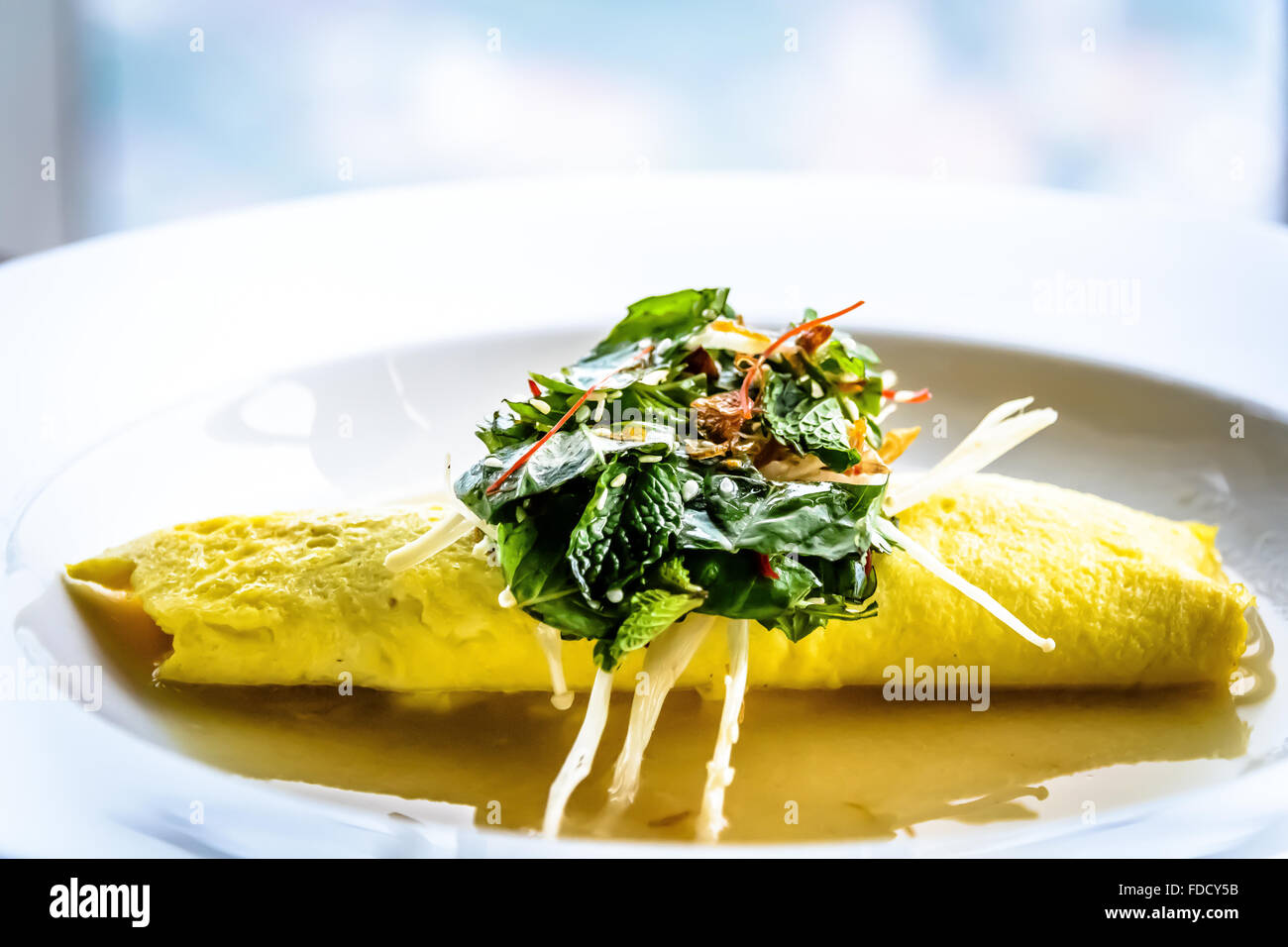 Crabe de Sydney, omelette aux champignons Enoki, et salade d'herbes, le miso Bouillon de moutarde Banque D'Images