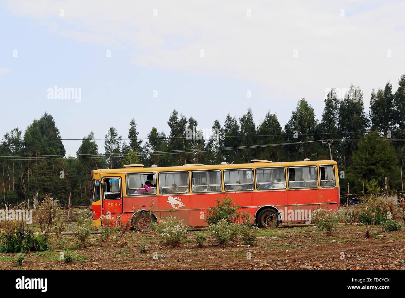 ADDIS ABEBA, Ethiopie-MARS 24 : rouge et jaune peint bus local s'arrête sur une voie latérale lors de l'attente pour les passagers à monter dans. Banque D'Images