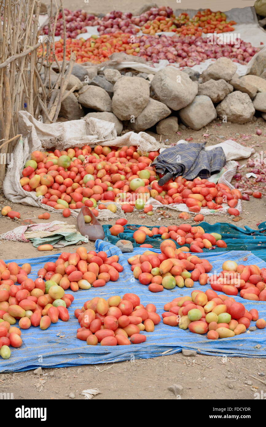 Cale sur le sol-plastique raphia-blue plaid la vente de tomates et d'oignons-marché le dimanche où les Oromos-amhars-afars rencontrez. Eth Banque D'Images