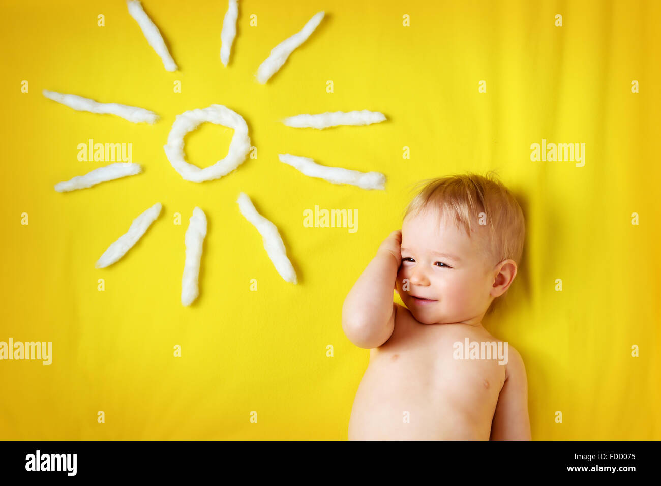 Petit garçon aux lunettes de soleil et forme Banque D'Images