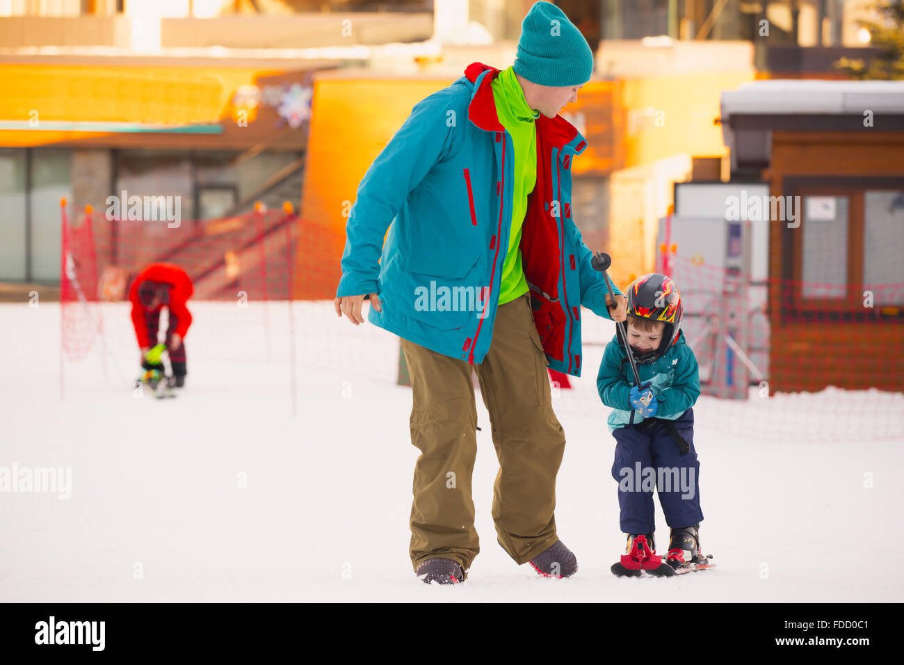 Belle jeune papa et son bébé garçon, ski dans les montagnes Banque D'Images