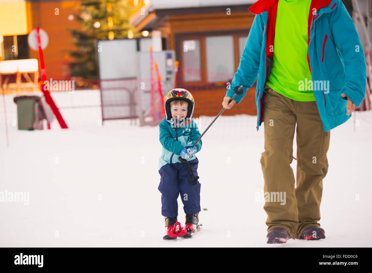 Belle jeune papa et son bébé garçon, ski dans les montagnes Banque D'Images