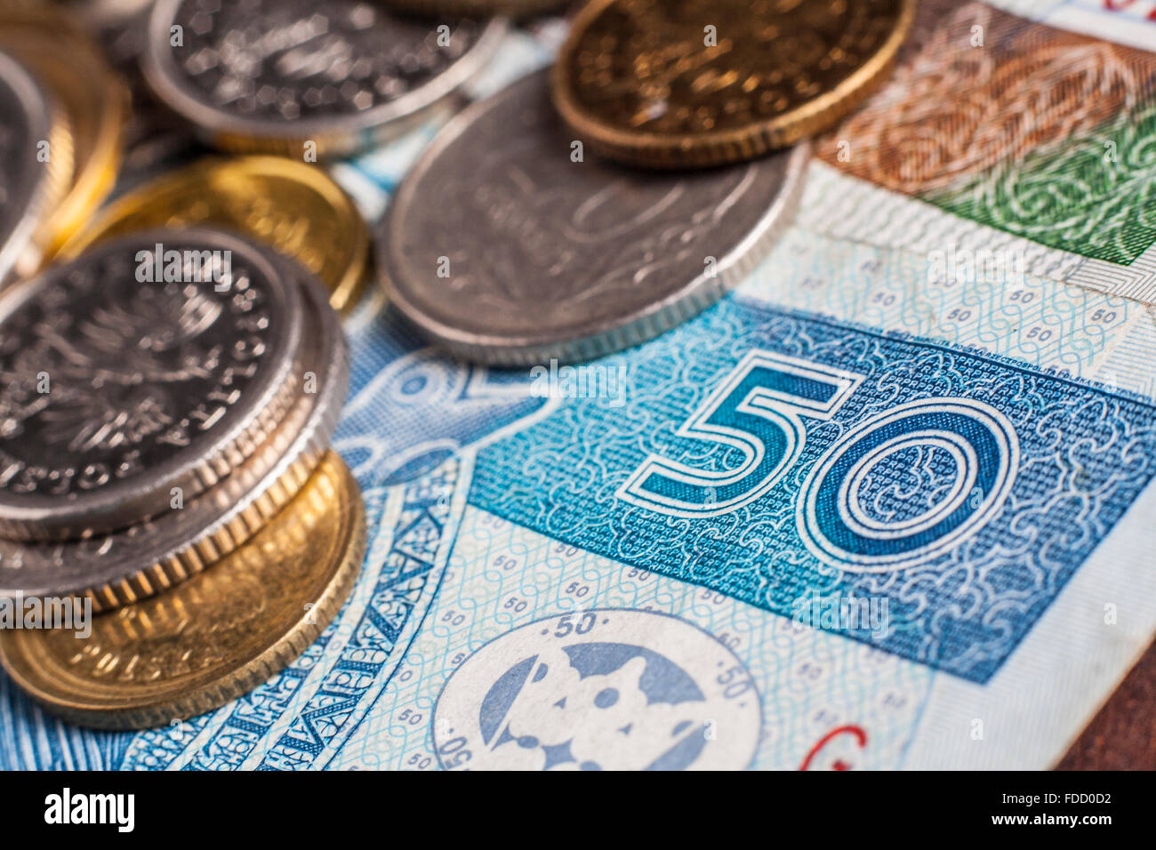 Close-up de 50 zloty bill avec petit changement sur elle en arrière-plan Banque D'Images