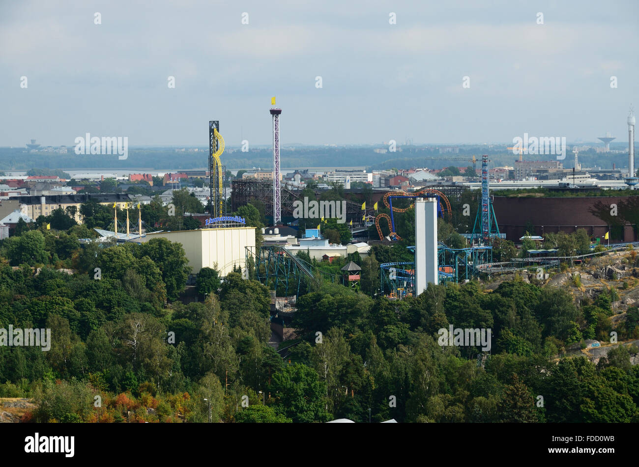 Vue depuis la tour du Stade Olympique d'Helsinki. Le parc d'attractions Linnanmäki. Helsinki, Finlande Banque D'Images