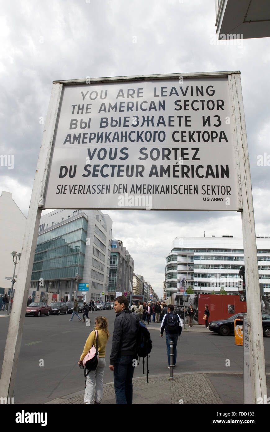 Panneau routier - Vous quittez le secteur américain - dans le célèbre ancien Checkpoint Charlie Berlin Allemagne Banque D'Images