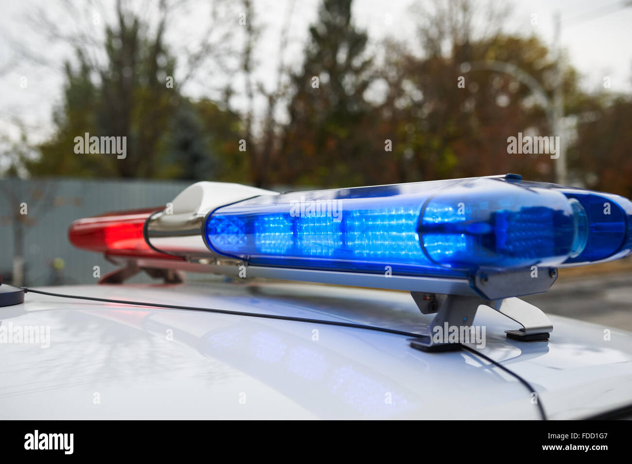 La barre lumineuse sur le toit d'un véhicule d'urgence voiture de police Banque D'Images