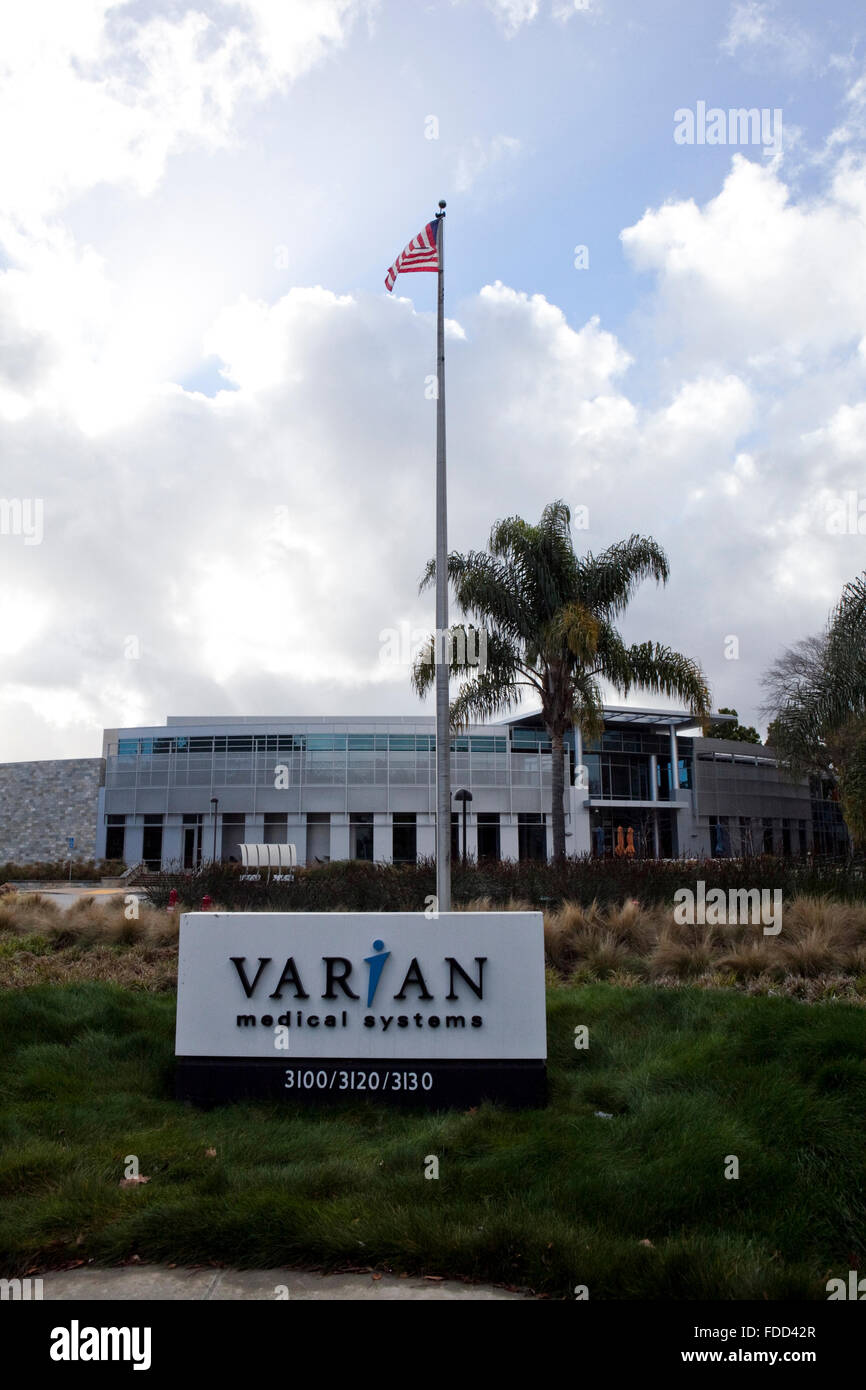 Un signe est vu au siège de Varian Medical Systems à Palo Alto, Californie Banque D'Images