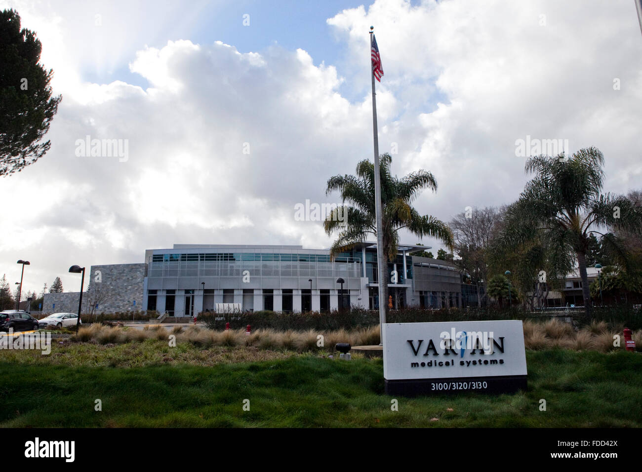 Un signe est vu au siège de Varian Medical Systems à Palo Alto, Californie  Photo Stock - Alamy