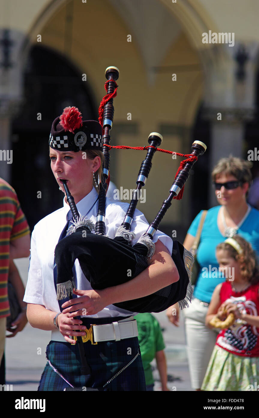 Girl, cornemuse écossaise Band, Place du marché, Cracovie, Pologne Banque D'Images