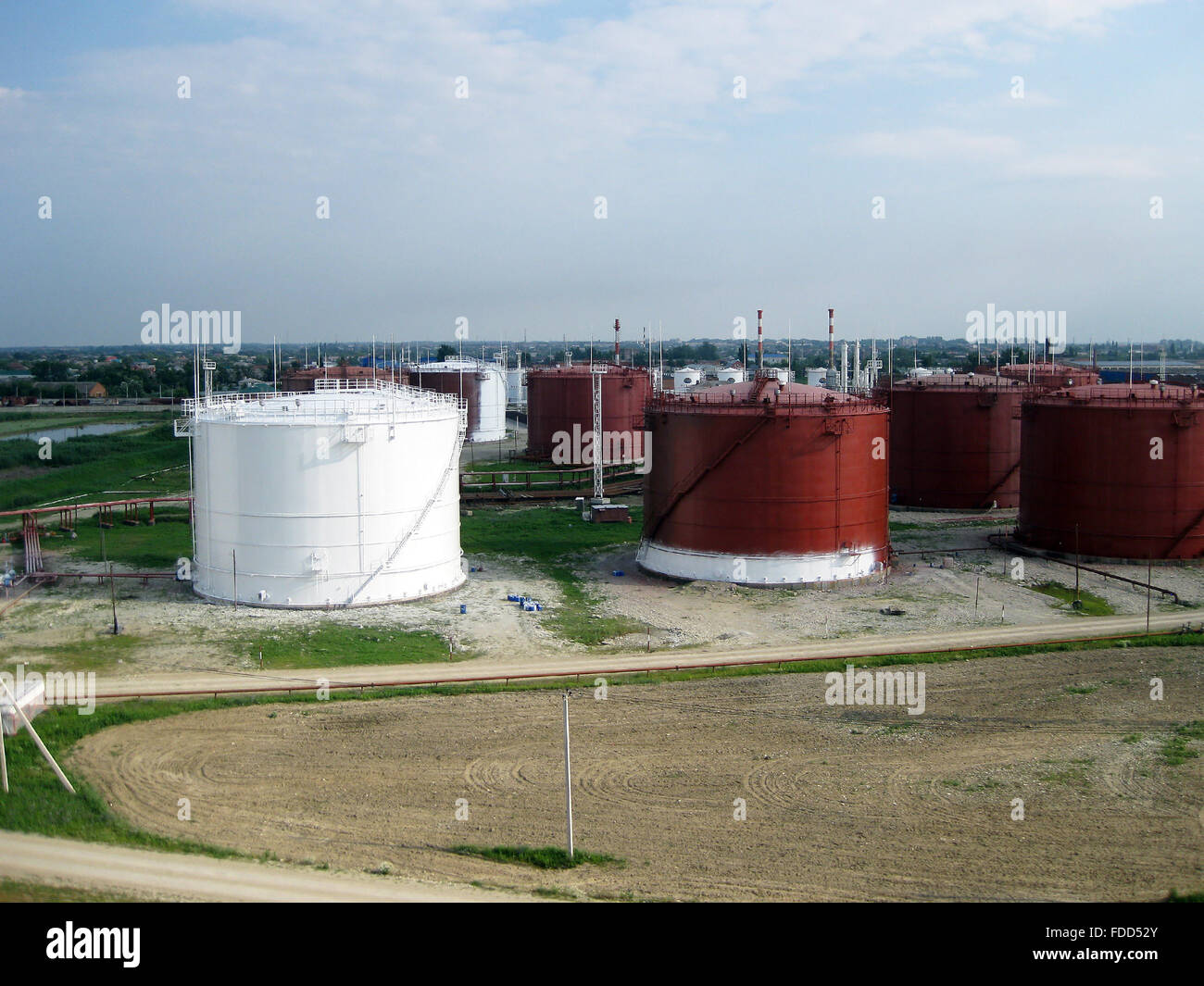 Le réservoir en acier vertical. Capacités de stockage de produits pétroliers Banque D'Images