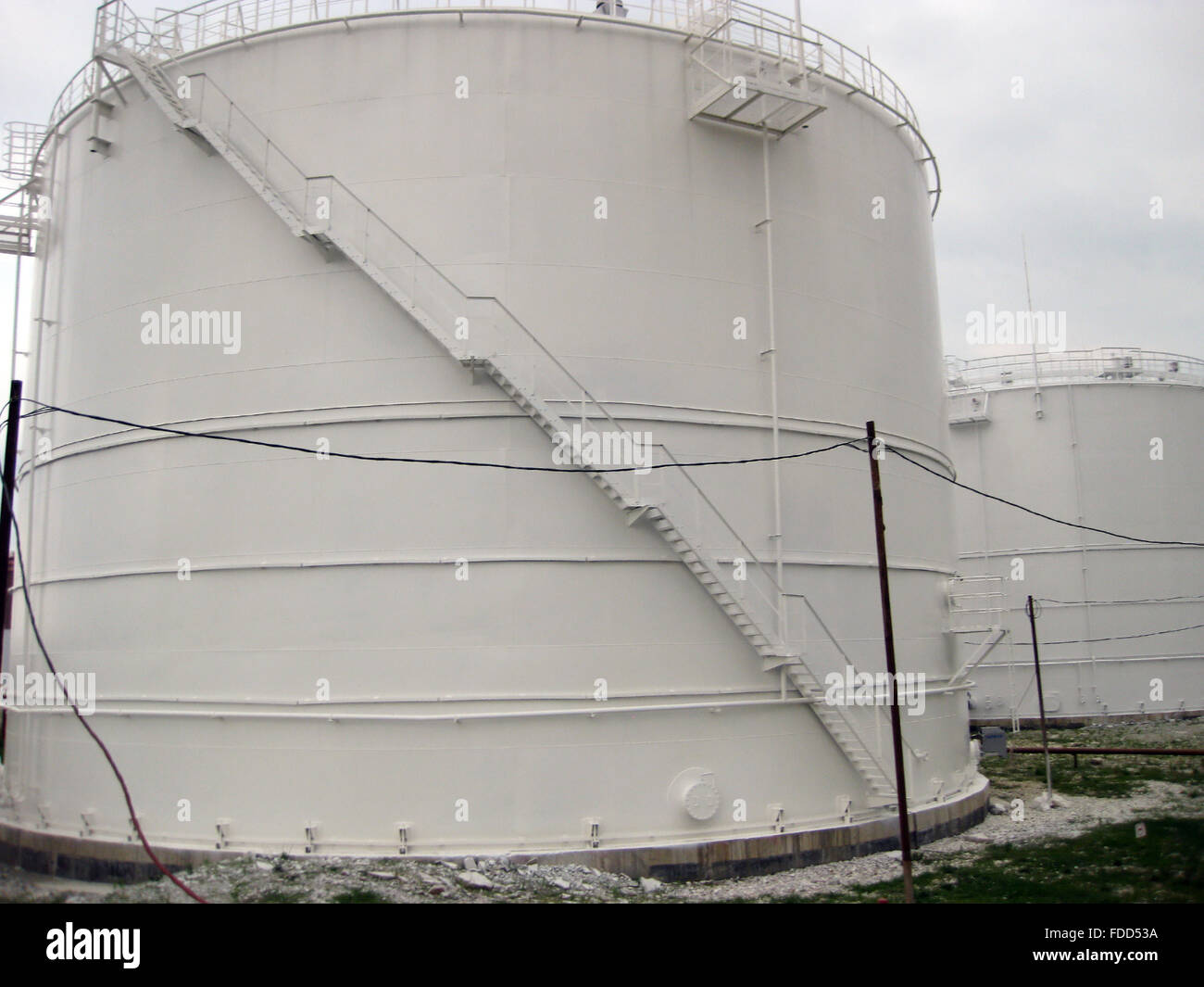 Le réservoir en acier vertical. Capacités de stockage de produits pétroliers Banque D'Images