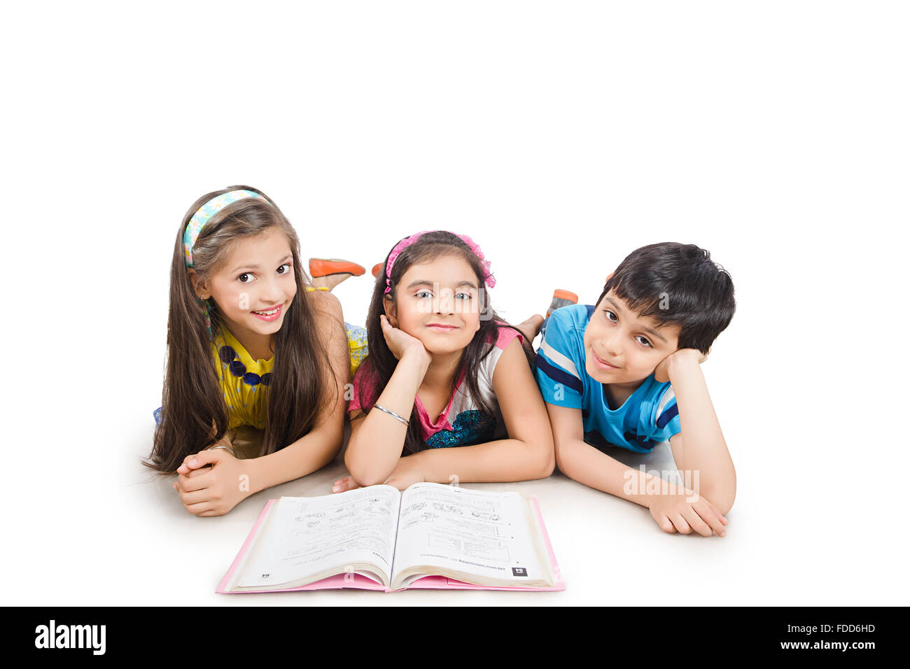 3 enfants amis couché l'étude Reading Book Banque D'Images