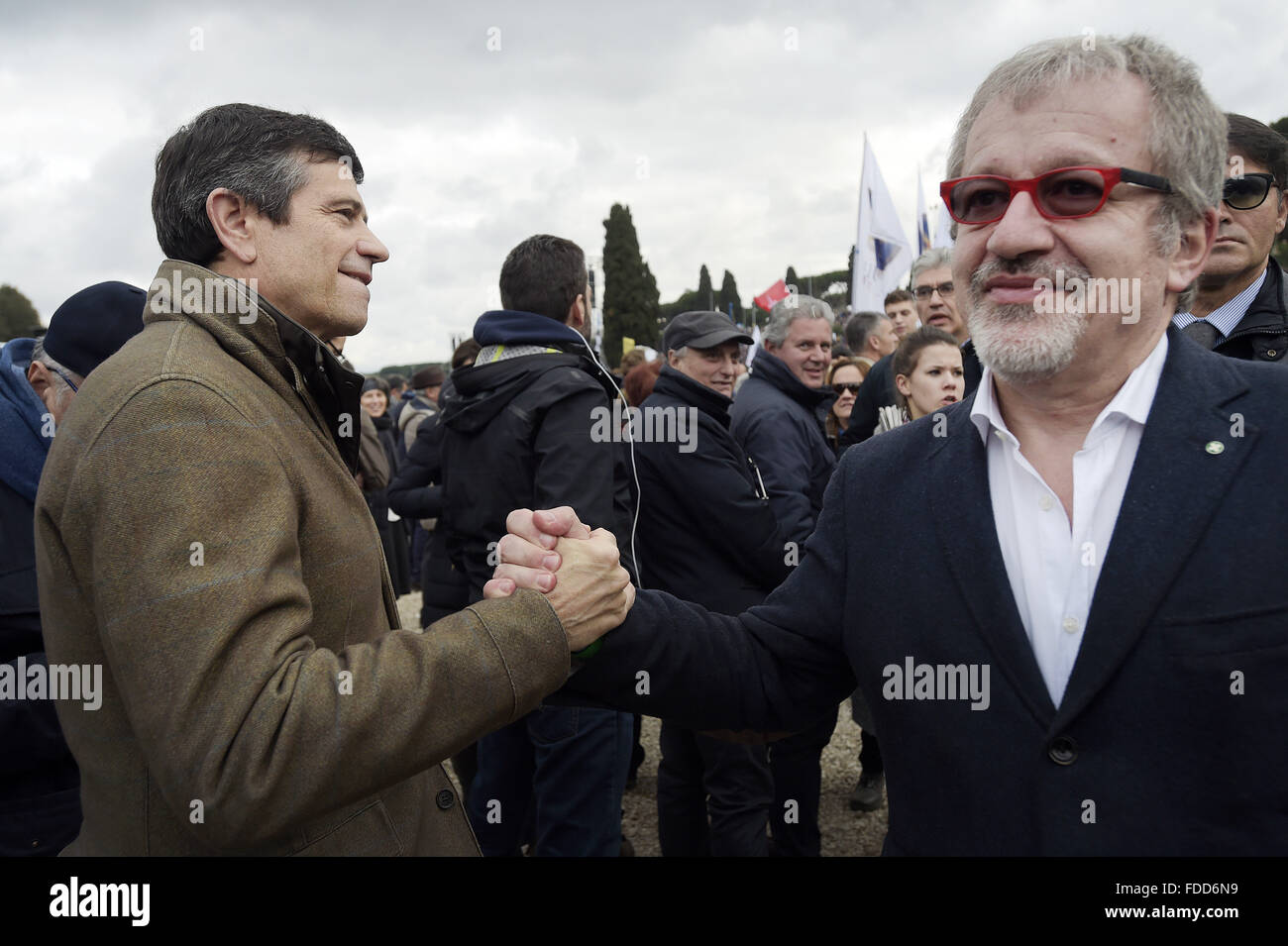 Rome, Italie. Jan 30, 2016. C'est le jour de la fête de la famille. La manifestation contre le projet de loi sur les unions civiles, CirinnÃ qui a débuté à 14h30 au Cirque Maximus de Rome, a été conclu sur les notes de Nessun dorma de Puccini. De nombreux bus transmis de l'extérieur de Rome pour porter la ville des familles, des couples, des enfants.Photo : Ernesto Roberto Maroni est un homme politique italien, secrétaire fédéral de la Ligue du Nord à partir du 1er juillet 2012 au 15 décembre 2013 (à droite) avec Maurizio Lupi est un homme politique italien ; responsable de la Chambre des députés du peuple sont Banque D'Images