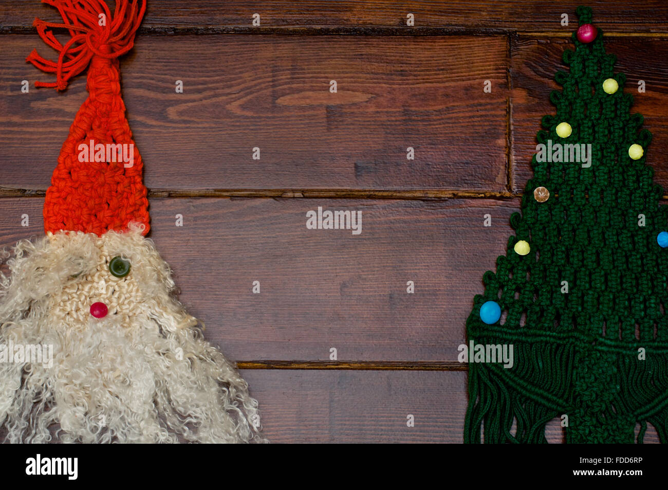 Les Père Noël et l'arbre de Noël sur le fond en bois Banque D'Images