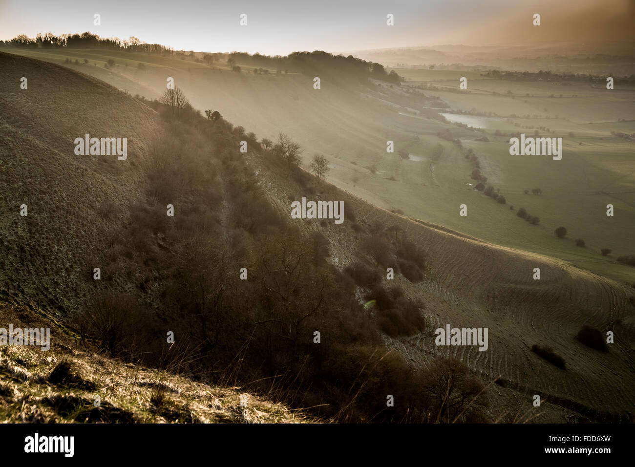 Pentes colline Frost & coucher de soleil sur la campagne du Wiltshire, près de la ville de Westbury de Bratton Camp et Westbury White Horse Banque D'Images