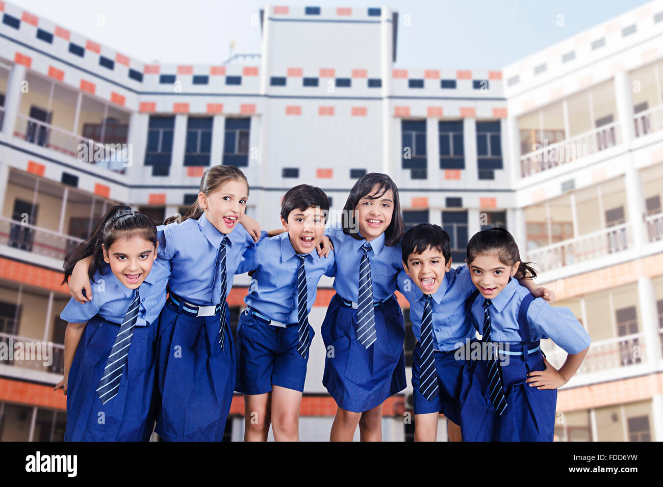 Les enfants du groupe scolaire de l'école amis étudiants Prestations de l'encouragement permanent Banque D'Images