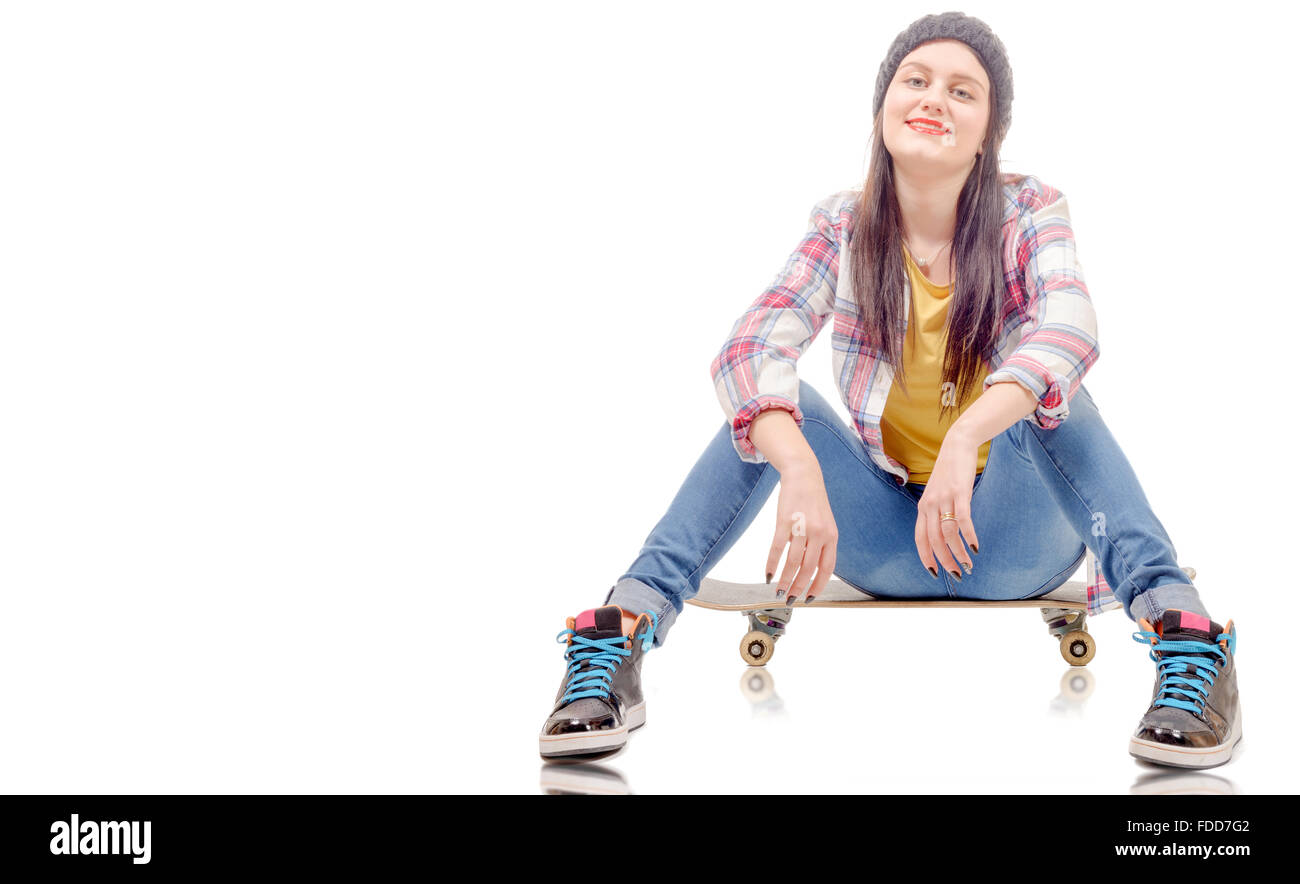 Une belle jeune femme posant avec une planche à roulettes, siège au skate Banque D'Images