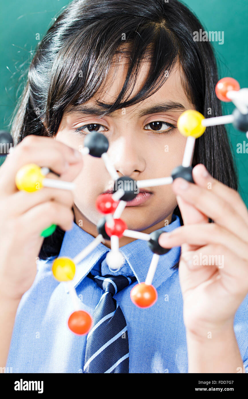 1 fille enfant étudiant de l'École des études de laboratoire de recherche scientifique Banque D'Images