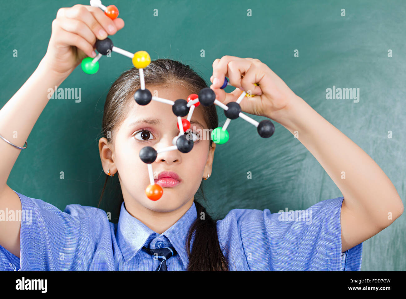 1 fille enfant étudiant de l'École des études de laboratoire de recherche scientifique Banque D'Images