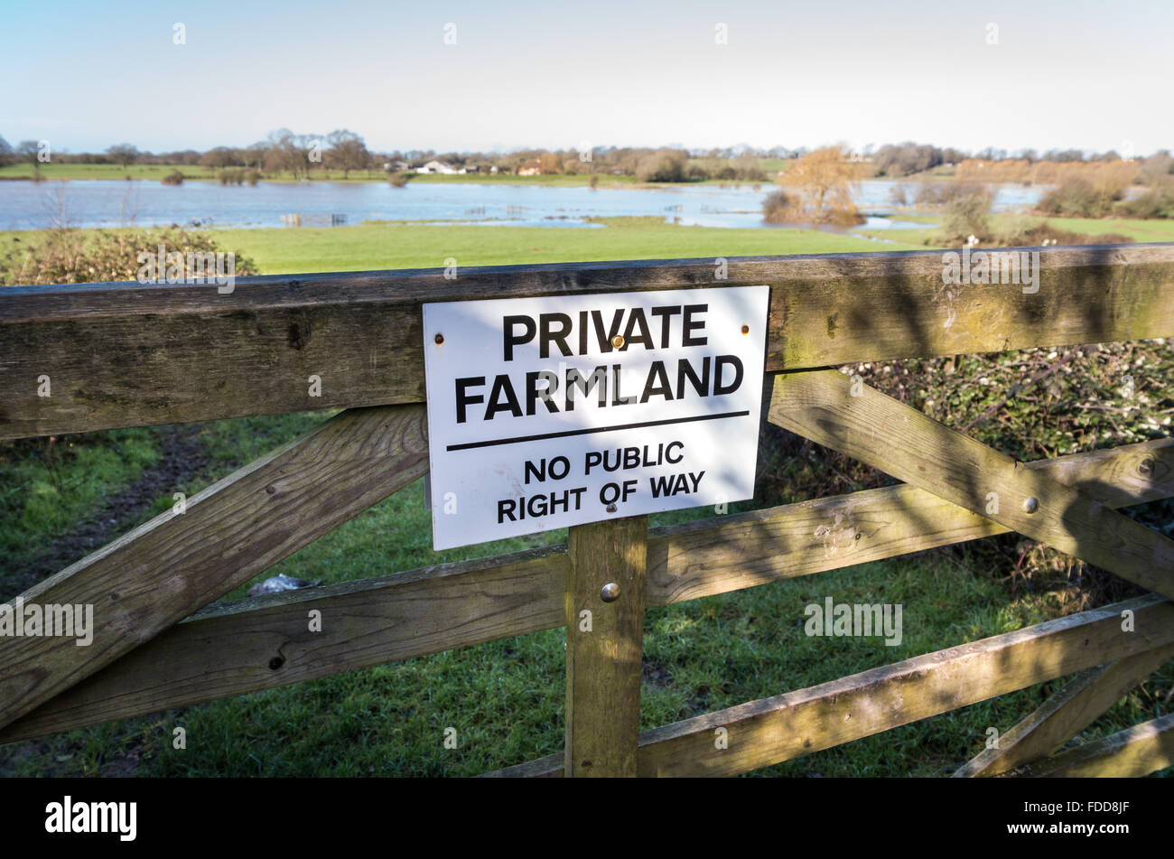 Les terres agricoles privées - Pas de droit de passage public signe sur une barrière en bois dans la campagne du Sussex Banque D'Images