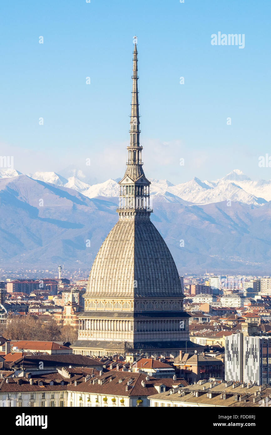 Châssis vertical de la Mole Antonelliana, symbole de la ville de Turin et de l'administration centrale du Musée du Cinéma, avec des montagnes en arrière-plan. Banque D'Images