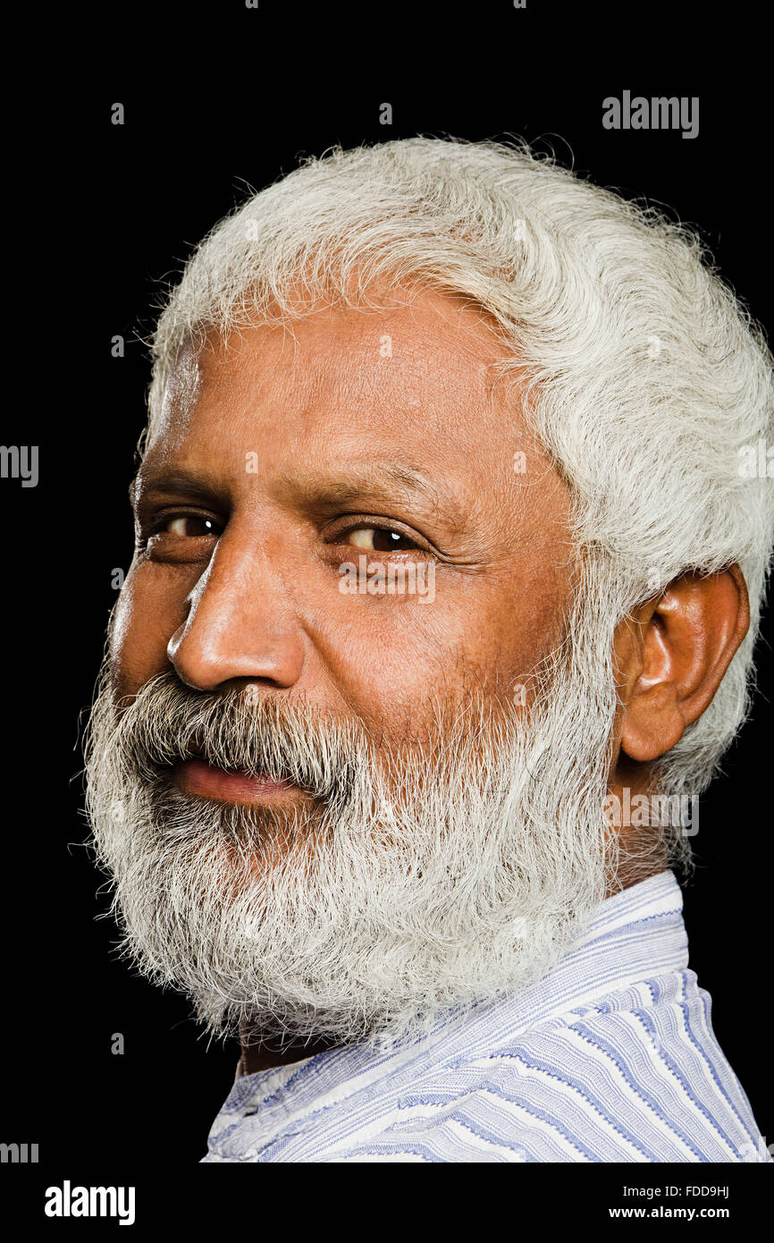 1 Senior Adulte indien Extrême Homme Looking-At pose côté face smiling-Camera Banque D'Images