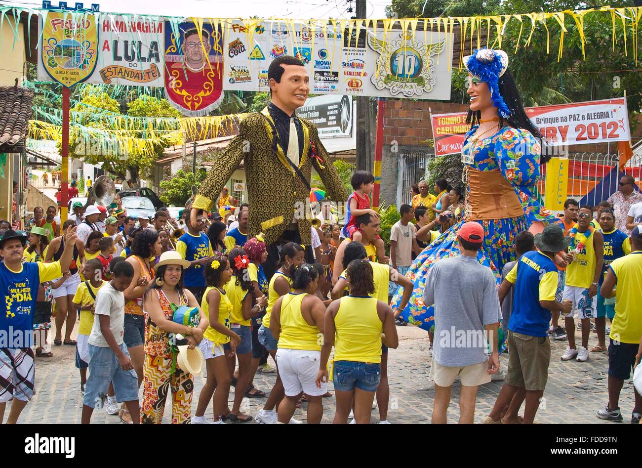 Des marionnettes géantes défilent dans la foule lors des célébrations du carnaval d'Olinda, 22 février 2010 à Olinda, Pernambuco, Brésil. Banque D'Images