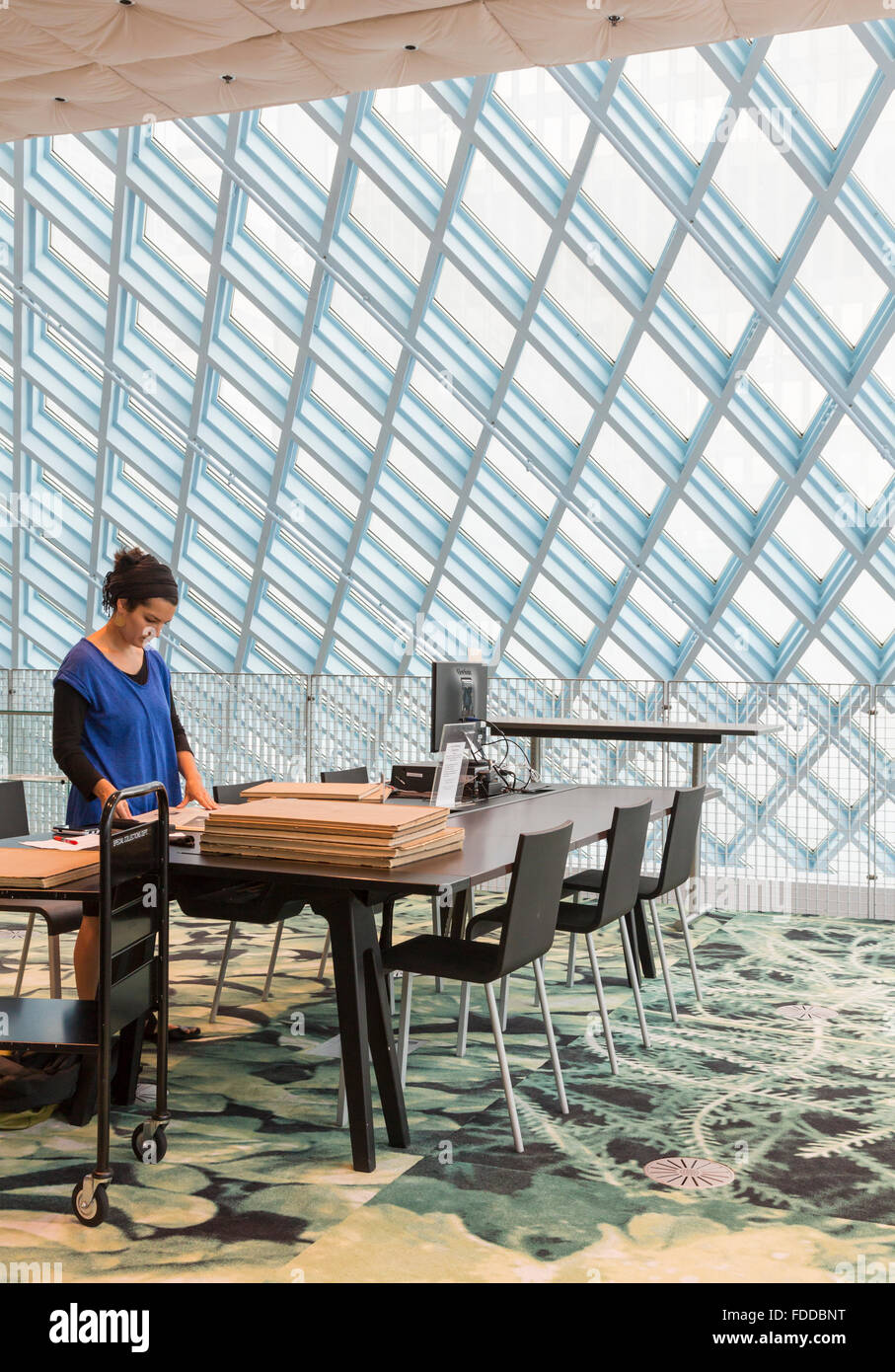 Femme avec un chercheur de livres rares dans la bibliothèque centrale de Seattle, conçu par les architectes Rem Koolhaas et Joshua Prince-Ramus Banque D'Images