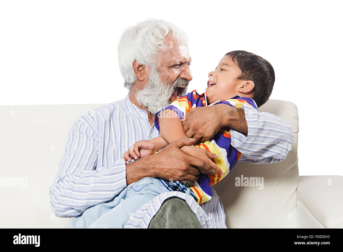 2 Personnes Grand-père et petit-fils assis canapé criant fun Banque D'Images