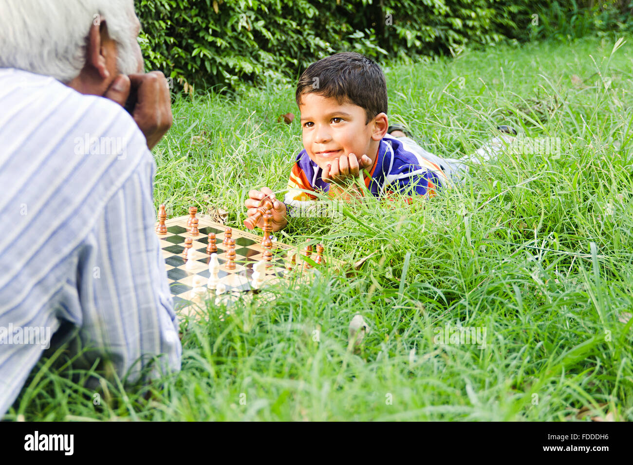 2 Personnes Grand-père et petit-fils Park jouant aux échecs jeu Banque D'Images